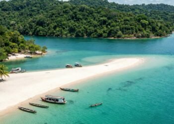 Esqueça o litoral lotado: cidade com "praia de água doce" e areia branca conquista turistas no interior