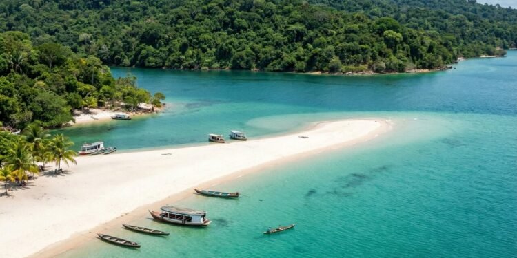 Esqueça o litoral lotado: cidade com "praia de água doce" e areia branca conquista turistas no interior