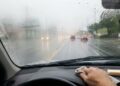 O truque do para-brisa que os instrutores de autoescola usam e a maioria dos motoristas desconhece para dias de chuva