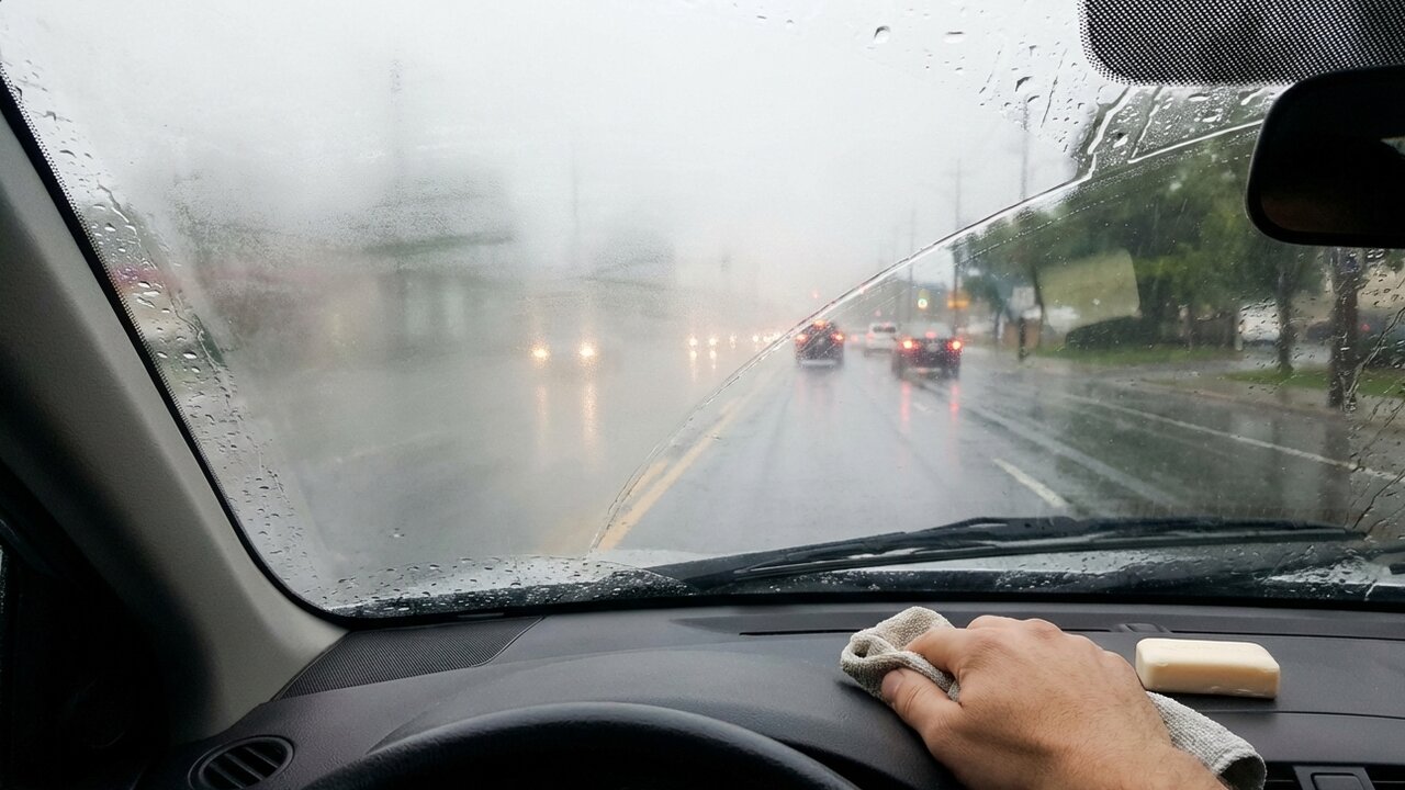 O truque do para-brisa que os instrutores de autoescola usam e a maioria dos motoristas desconhece para dias de chuva