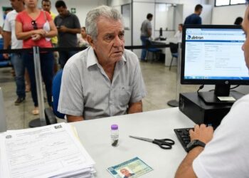 Renovação da CNH: o exame ou regra que pode pegar motoristas experientes de surpresa (Cuidado com a Lei do Capacete ou Exames Toxicológicos)