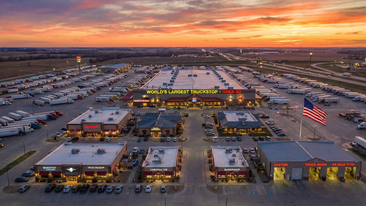 A estrutura do maior posto de parada de caminhões do mundo, que funciona como uma cidade