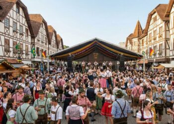 Cidade fundada por imigrantes alemães há mais de 170 anos sedia a maior Oktoberfest das Américas