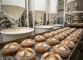 A linha de produção de pães que fatura bilhões usando fermentação natural