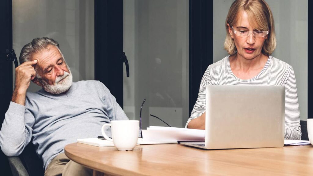 Idosos que pagaram um boleto suspeito devem ligar para o gerente do seu banco agora