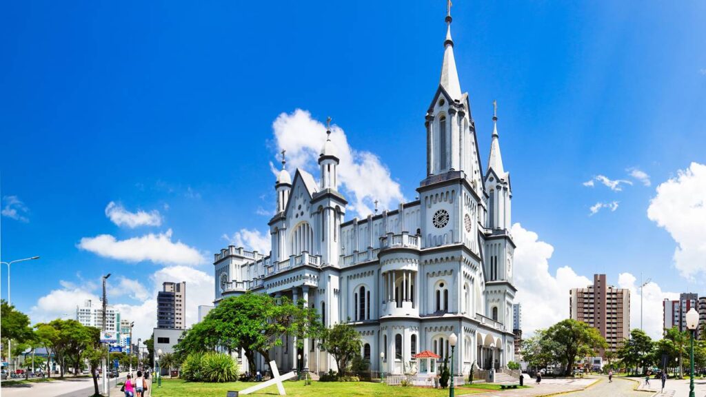 A cerca de 90 km da capital, esse é o destino perfeito para amantes da gastronomia que querem provar frutos do mar frescos