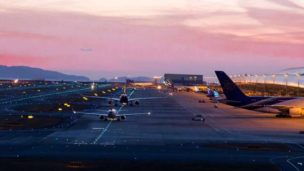 Construído em uma ilha artificial de 4 km, este aeroporto é a maravilha da engenharia que venceu o mar para se tornar um hub aéreo global