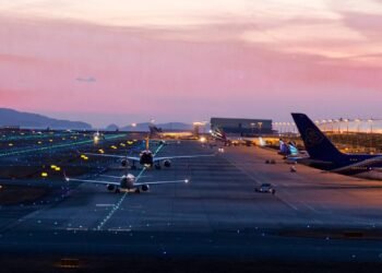 Construído em uma ilha artificial de 4 km, este aeroporto é a maravilha da engenharia que venceu o mar para se tornar um hub aéreo global