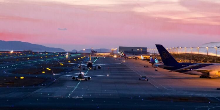 Construído em uma ilha artificial de 4 km, este aeroporto é a maravilha da engenharia que venceu o mar para se tornar um hub aéreo global
