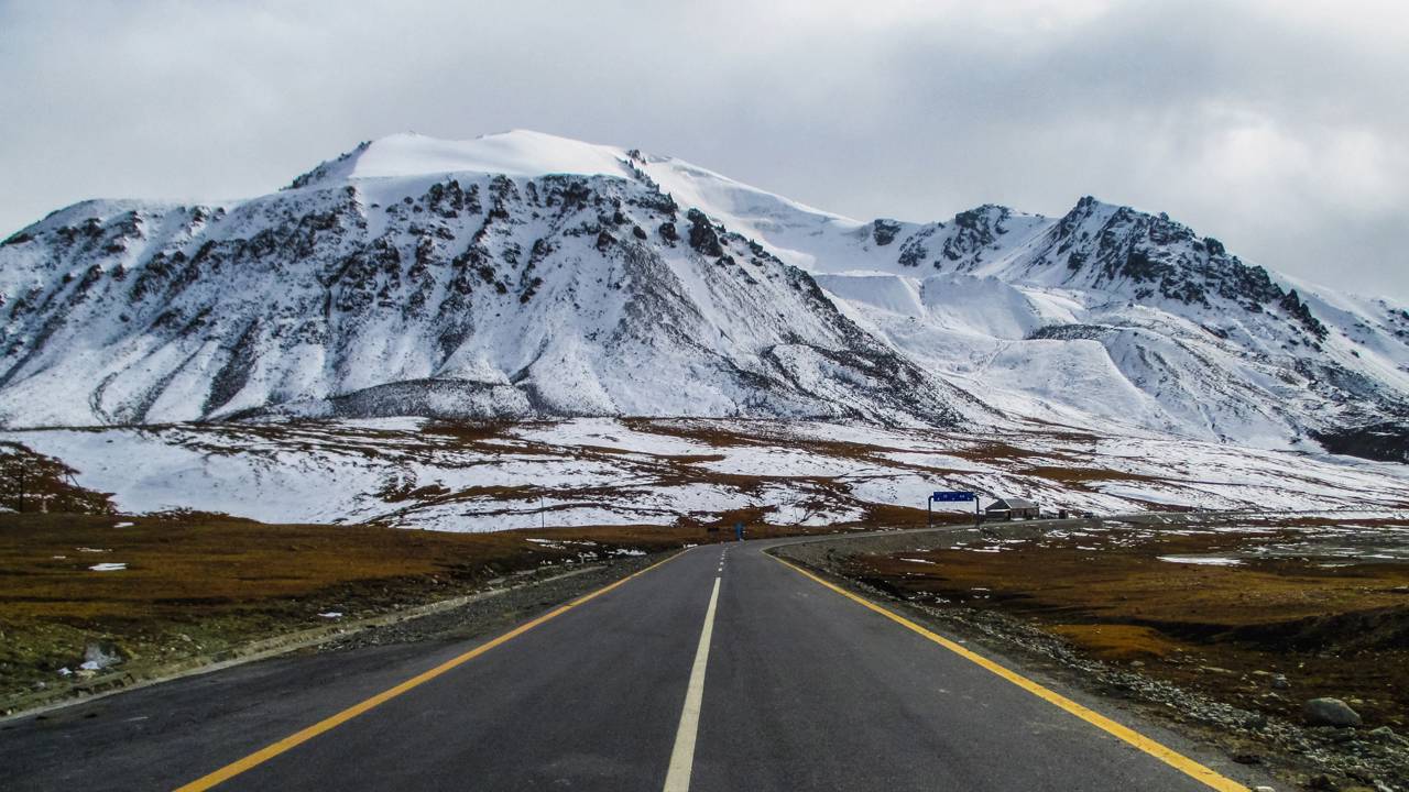 Rodovia no Paquistão ganha fama por seus 4.693 m de altitude, pois o trajeto de 1.300 km de 1978 virou a oitava maravilha do mundo e a mais alta