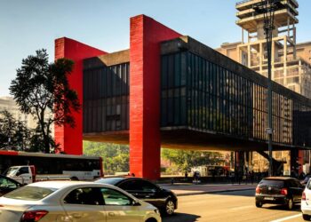 A engenharia do MASP combina vigas protendidas, tirantes internos e fundações profundas para segurar cargas e evitar