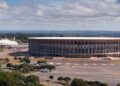 O monumental templo esportivo cercado por 288 colunas de concreto de 36 metros de altura que abriga arquibancadas para 72.788 torcedores em Brasília