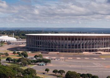 O monumental templo esportivo cercado por 288 colunas de concreto de 36 metros de altura que abriga arquibancadas para 72.788 torcedores em Brasília