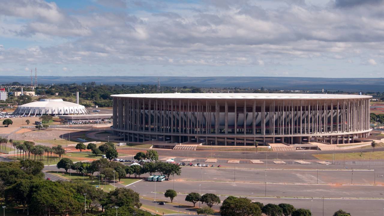 Com 72 mil assentos e 288 pilares, a arena virou um ícone de Brasília e um dos estádios mais imponentes do mundo