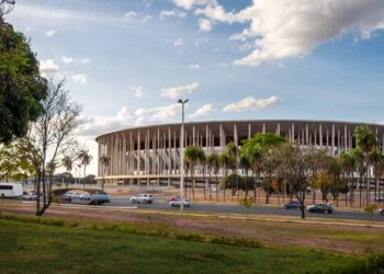 Com custo de R$ 1,9 bilhão e capacidade para 72 mil pessoas, o Estádio Mané Garrincha em Brasília tornou-se a arena mais cara da Copa do Mundo de 2014