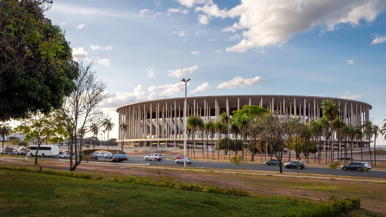 Com custo de R$ 1,9 bilhão e capacidade para 72 mil pessoas, o Estádio Mané Garrincha em Brasília tornou-se a arena mais cara da Copa do Mundo de 2014