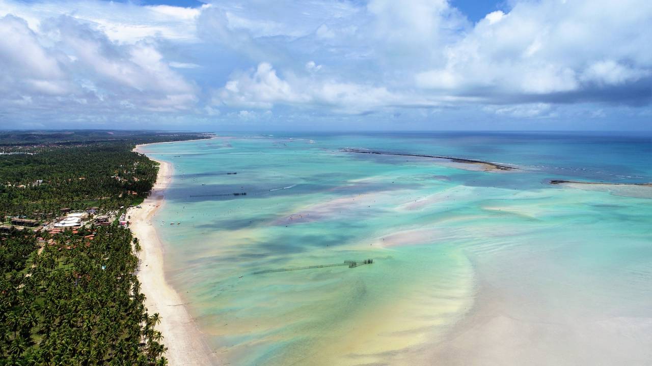 Turistas que sonham com um paraíso tropical encontram nesta cidade as praias mais famosas do Nordeste