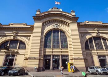 Com seus famosos vitrais alemães e colunas imponentes, a estrutura se tornou o coração gastronômico de São Paulo e um ícone da cidade