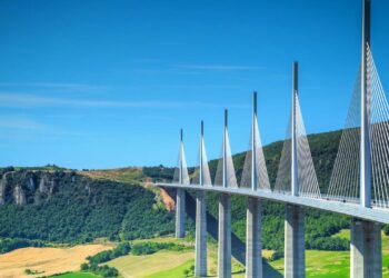 Custando 394 milhões de euros, o viaduto francês atinge 343 metros de altura e supera a Torre Eiffel em uma das maiores obras de engenharia