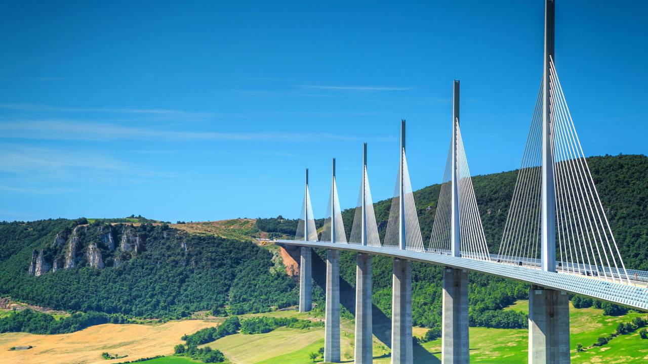 Custando 394 milhões de euros, o viaduto francês atinge 343 metros de altura e supera a Torre Eiffel em uma das maiores obras de engenharia