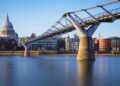 Com seu design de aço e formato de lâmina, a ponte para pedestres virou um ícone moderno de Londres e uma travessia sobre o Rio Tâmisa