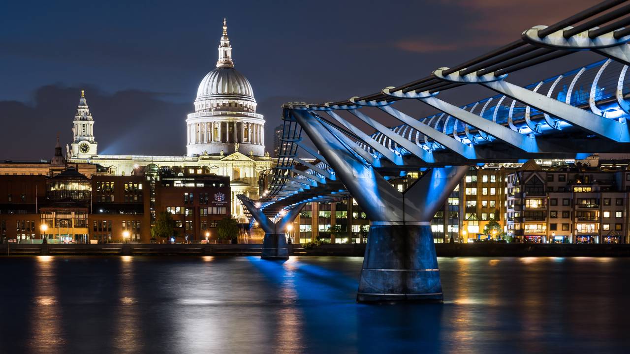 Com seu design de aço e formato de lâmina, a ponte para pedestres virou um ícone moderno de Londres e uma travessia sobre o Rio Tâmisa