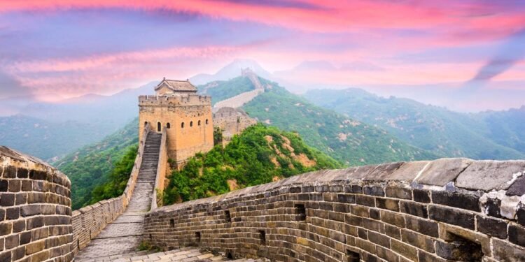 Com mais de 21 mil km de extensão, a estrutura militar virou a maior obra da humanidade e um símbolo eterno da China
