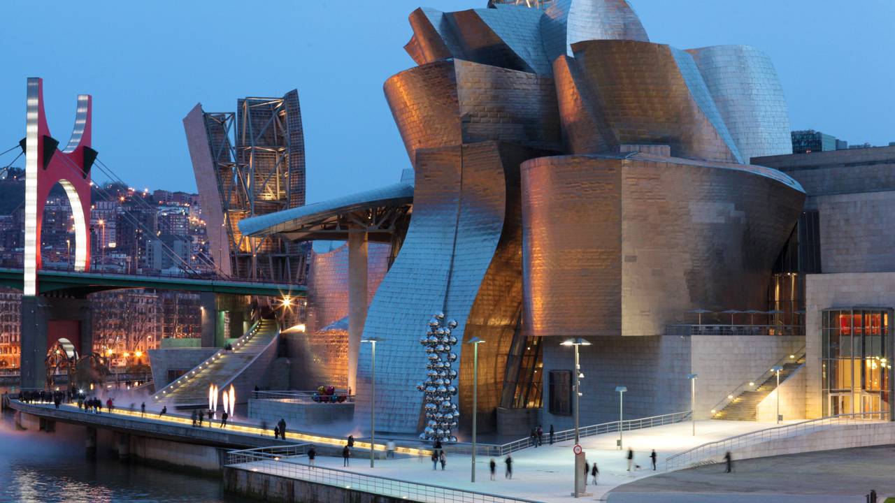 Com suas formas curvas e titânio, a obra de Frank Gehry virou um ícone da arquitetura e transformou a cidade de Bilbao