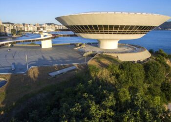 O futurista edifício de 1996 projetado por Niemeyer com uma estrutura circular de 50 metros de diâmetro que flutua como um disco voador sobre as águas