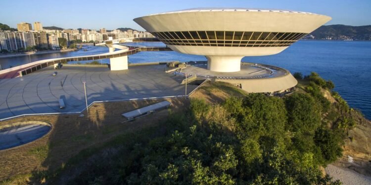 O futurista edifício de 1996 projetado por Niemeyer com uma estrutura circular de 50 metros de diâmetro que flutua como um disco voador sobre as águas