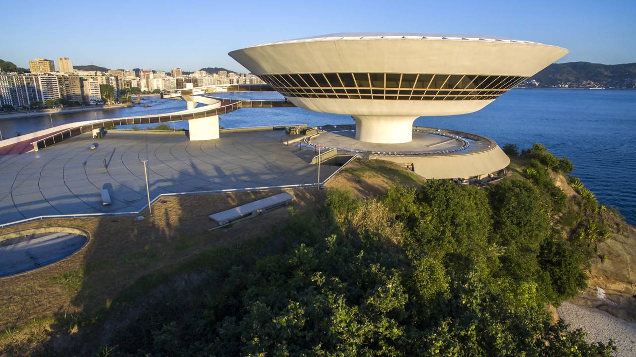 Com sua forma de cálice e 50 metros de diâmetro sobre o mirante, a obra de 1996 de Niemeyer tornou-se o maior ícone arquitetônico de Niterói