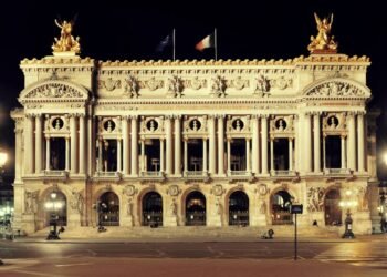 Com sua escadaria monumental e teto de Chagall, a estrutura opulenta virou o palácio da ópera em Paris e um ícone do luxo