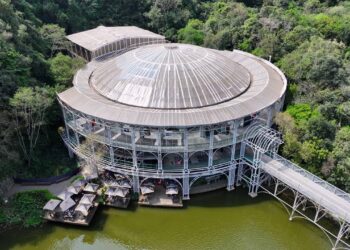A construção metálica que transformou uma pedreira abandonada em 75 dias e virou um ícone da arquitetura brasileira