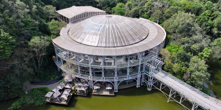 O teatro de arame em Curitiba mistura vidro, passarela sobre o lago e paredões de rocha em um cenário que parece cinema
