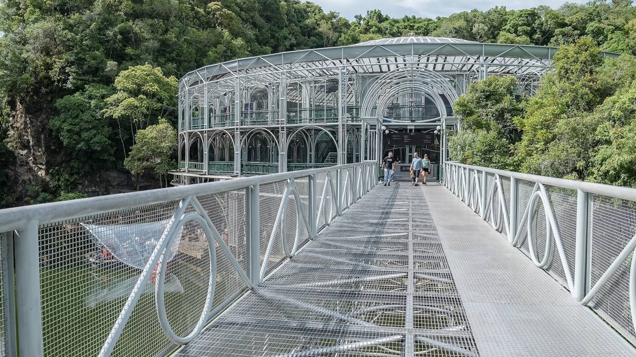 A construção metálica que transformou uma pedreira abandonada em 75 dias e virou um ícone da arquitetura brasileira