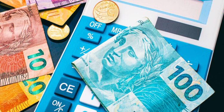 NOTAS DE DINHEIRO, CALCULADORA, ECONOMIA, PIB