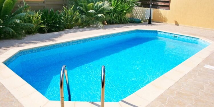 Antes de começar a obra, saber quanto custa construir uma piscina em casa ajuda a escolher o modelo certo e planejar com mais segurança - Créditos: depositphotos.com / ruzanna