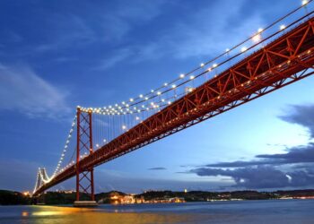 Com 1.013 metros de vão e 82 mil toneladas de aço, a Ponte 25 de Abril é um ícone da Europa