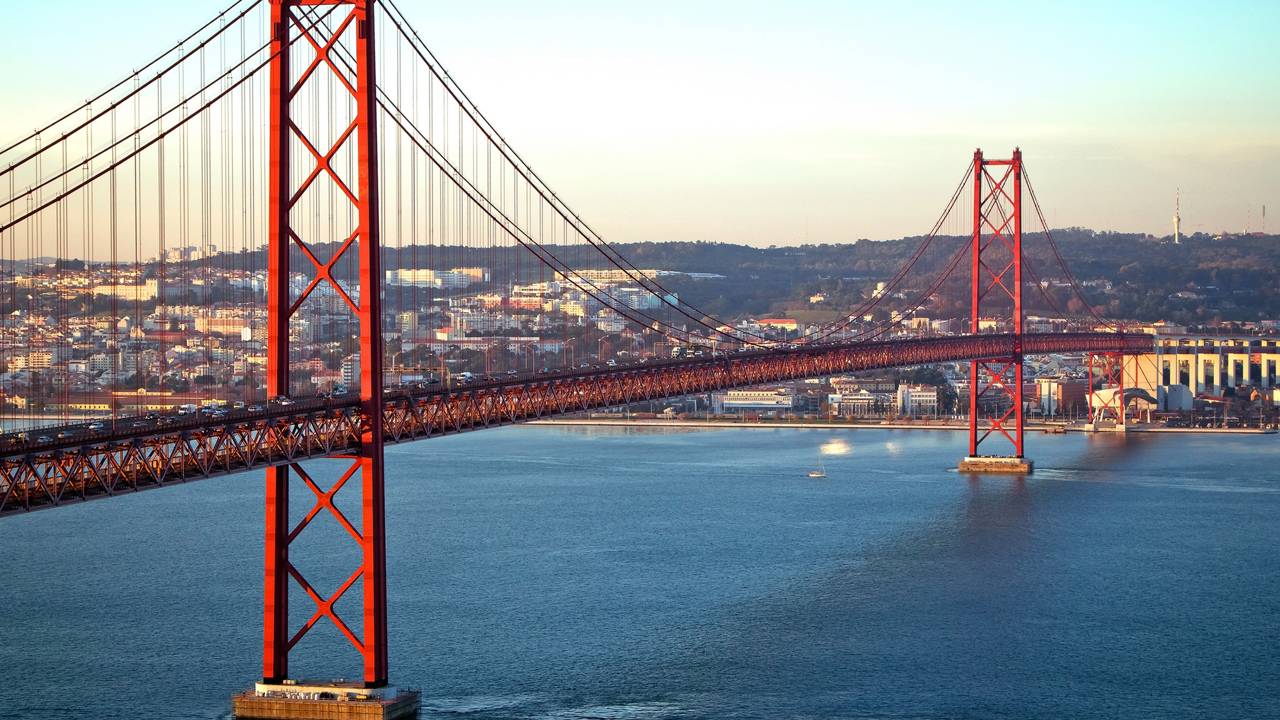 Com 1.013 metros de vão e 82 mil toneladas de aço, a Ponte 25 de Abril é um ícone da Europa