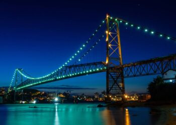 Com 821 metros de extensão e torres de 74 metros, a ponte pênsil de 1926 em Florianópolis tornou-se a maior de aço e o maior símbolo catarinense