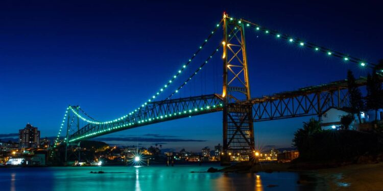 Com 821m de comprimento e torres de 74m, a estrutura é a maior ponte pênsil do Brasil e o maior cartão-postal de Santa Catarina