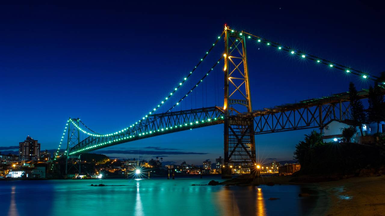 Com 821m de comprimento e torres de 74m, a estrutura é a maior ponte pênsil do Brasil e o maior cartão-postal de Santa Catarina