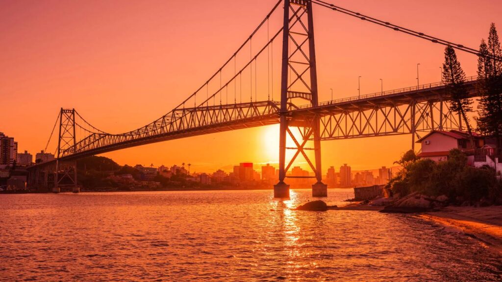 Com 821 metros de extensão e torres de 74 metros de altura, a ponte ...