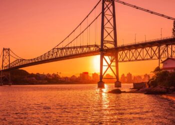 Com 821m de comprimento e torres de 74m, a estrutura é a maior ponte pênsil do Brasil e o maior cartão-postal de Santa Catarina