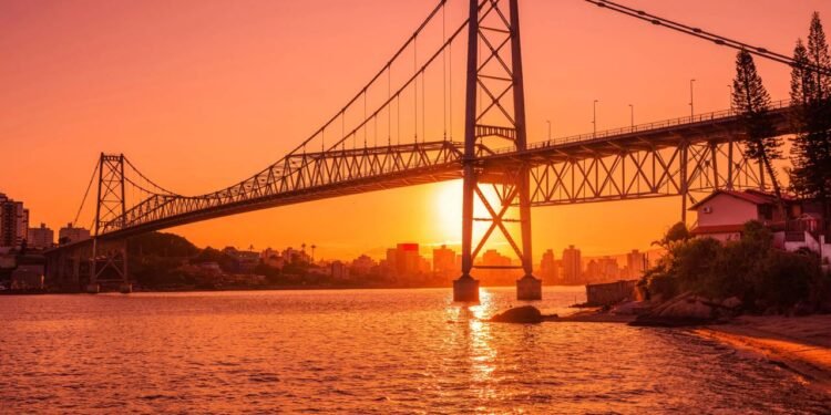 A histórica estrutura pênsil inaugurada em 1926 com 821 metros de extensão e torres de 74 metros virou o maior cartão-postal de Santa Catarina