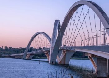 Com 1.200 metros de extensão e três arcos de aço assimétricos, a ponte brasiliense de 2002 tornou-se o maior marco da arquitetura de Brasília