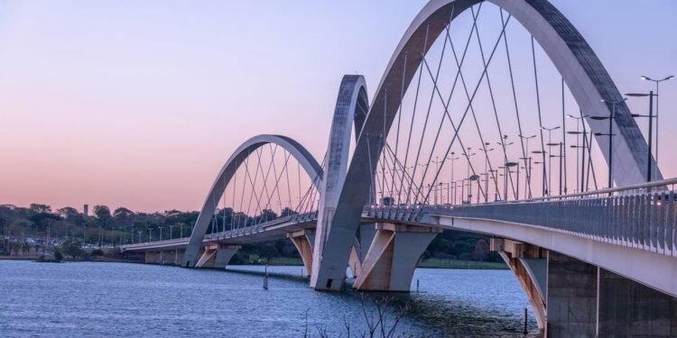 Com 1.200 metros de extensão e três arcos de aço assimétricos, a ponte brasiliense de 2002 tornou-se o maior marco da arquitetura de Brasília