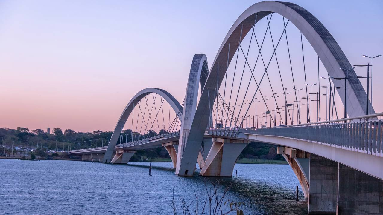 Com 1.200 metros de extensão e três arcos de aço assimétricos, a ponte brasiliense de 2002 tornou-se o maior marco da arquitetura de Brasília