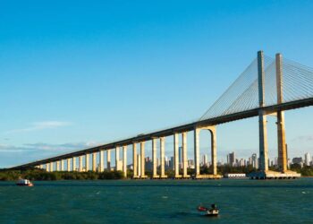 Com seus 110m de altura e estais imponentes, a ponte virou o principal cartão-postal de Natal e um marco da engenharia sobre o Rio Potengi