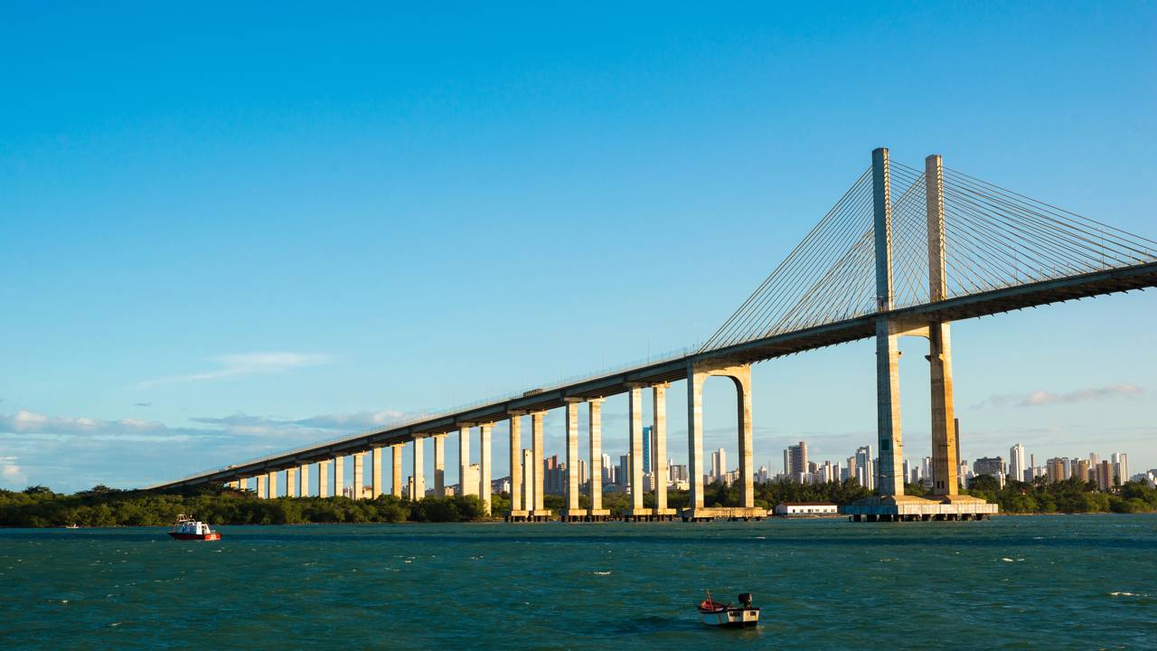 Com seus 110m de altura e estais imponentes, a ponte virou o principal cartão-postal de Natal e um marco da engenharia sobre o Rio Potengi